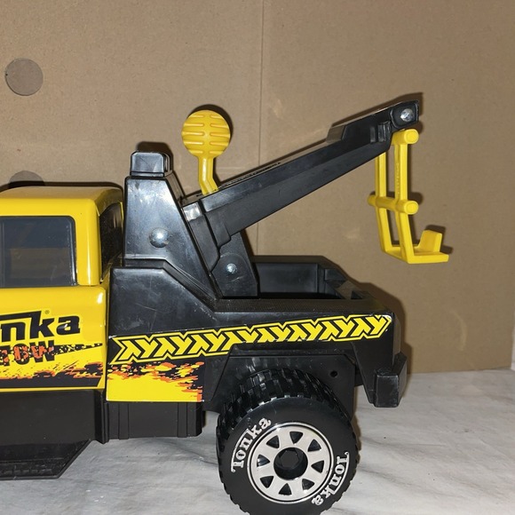 NICE 2020 Tonka Road Service Wrecker Tow Truck Yellow Metal & Plastic Toy - Picture 2 of 12